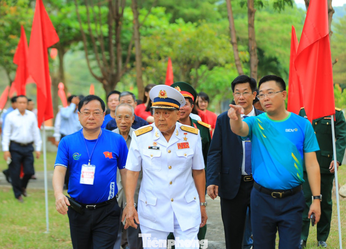 Các đại biểu di chuyển đến Đền thờ các Anh hùng liệt sỹ tàu Không số.