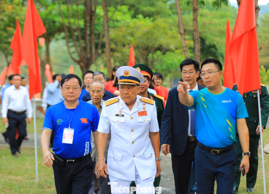 Các đại biểu di chuyển đến Đền thờ các Anh hùng liệt sỹ tàu Không số.