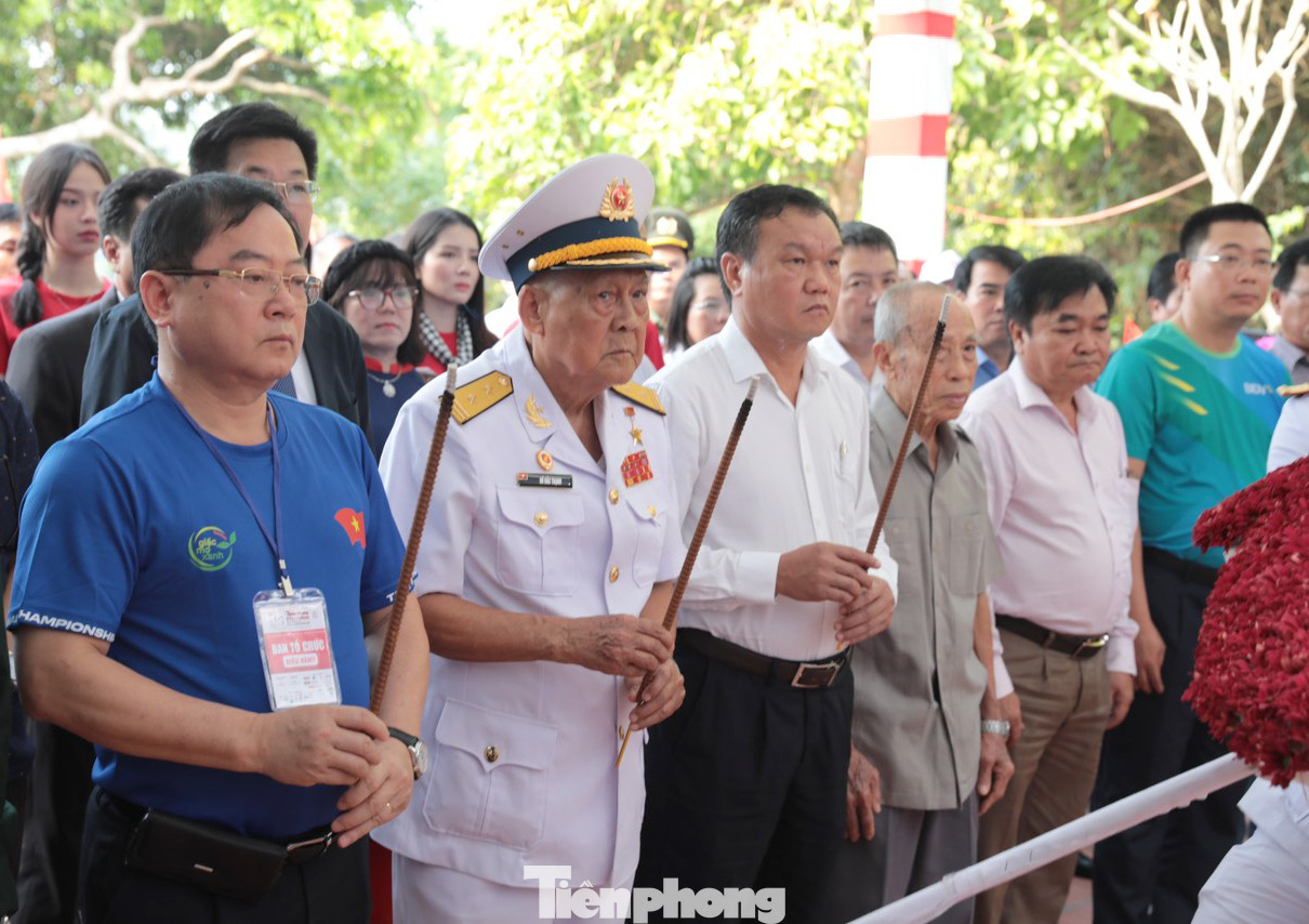 Các đại biểu thực hiện phút mặc niệm và dâng hương tri ân tưởng nhớ anh hùng liệt sỹ tàu Không số.