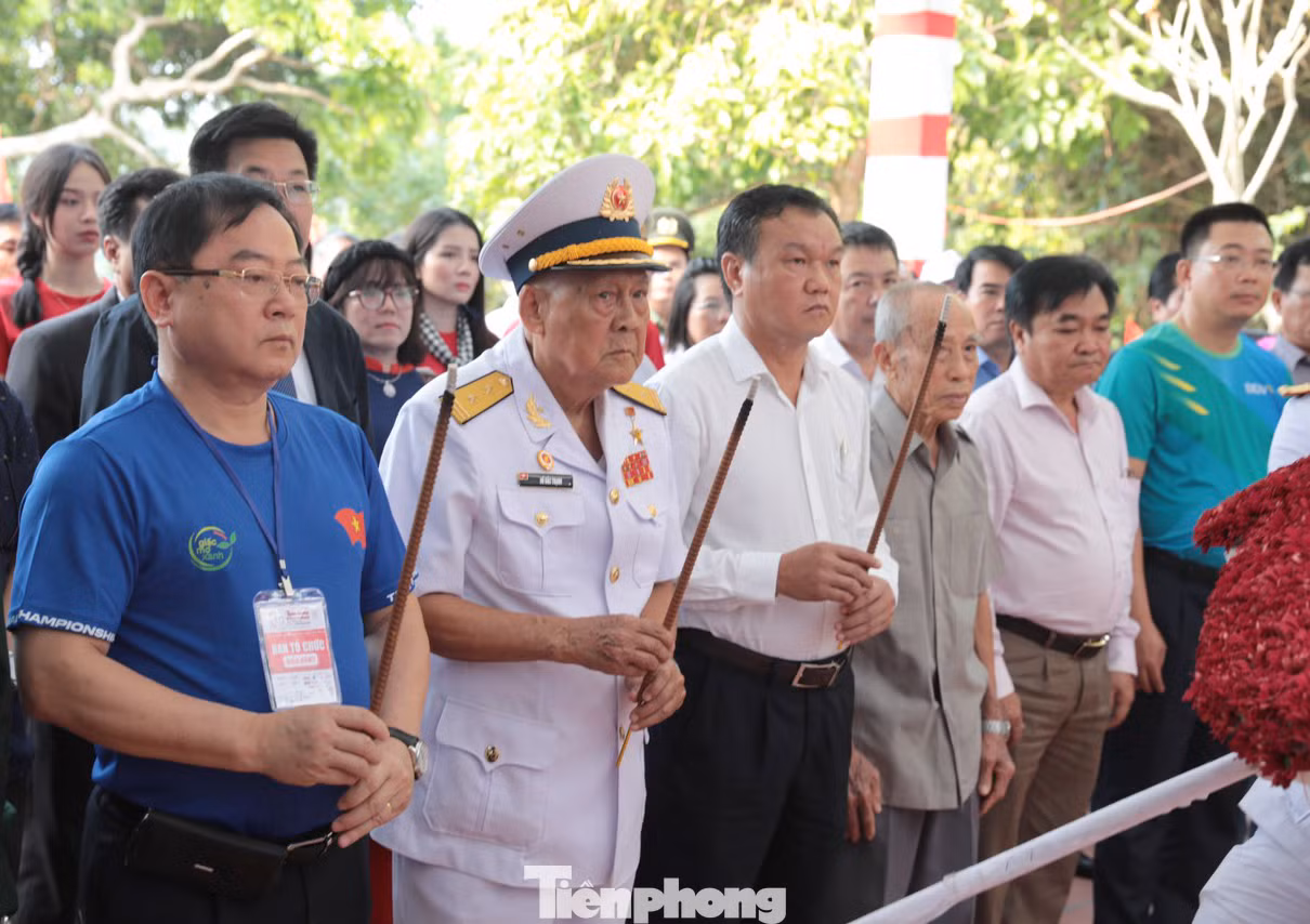 Các đại biểu thực hiện phút mặc niệm và dâng hương tri ân tưởng nhớ anh hùng liệt sỹ tàu Không số.