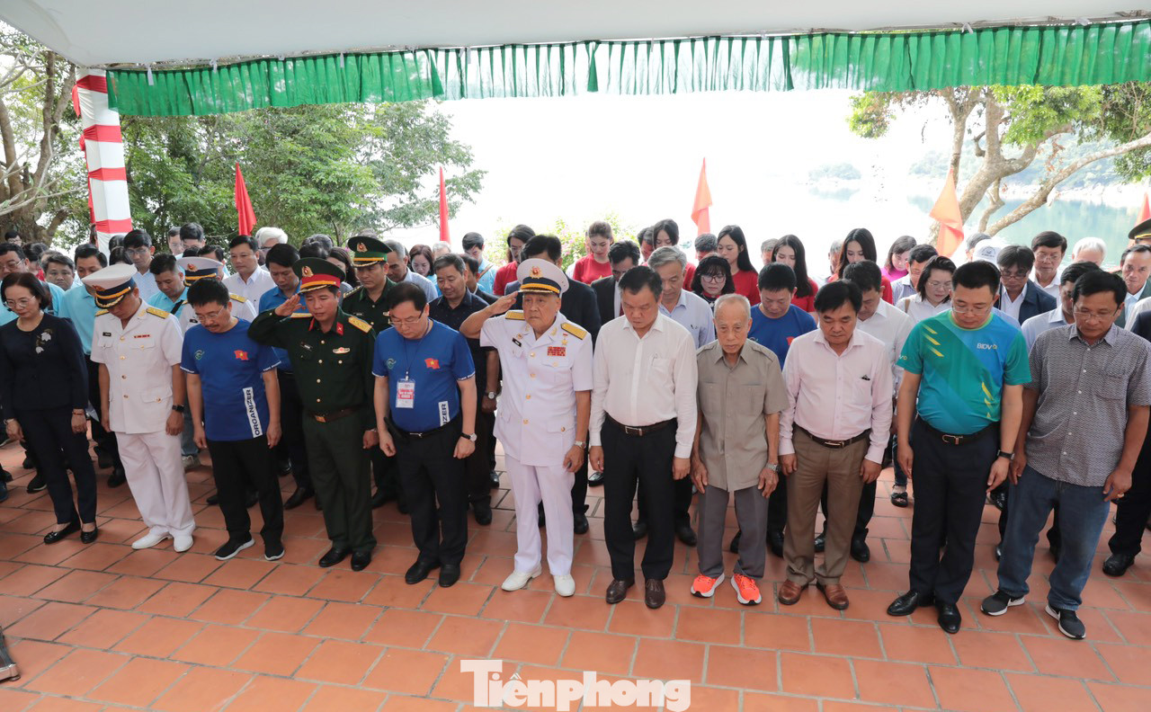 Các đại biểu thực hiện phút mặc niệm và dâng hương tri ân tưởng nhớ anh hùng liệt sỹ tàu Không số.