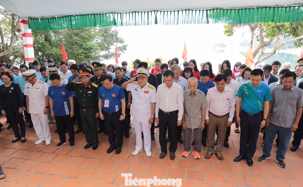Các đại biểu thực hiện phút mặc niệm và dâng hương tri ân tưởng nhớ anh hùng liệt sỹ tàu Không số.