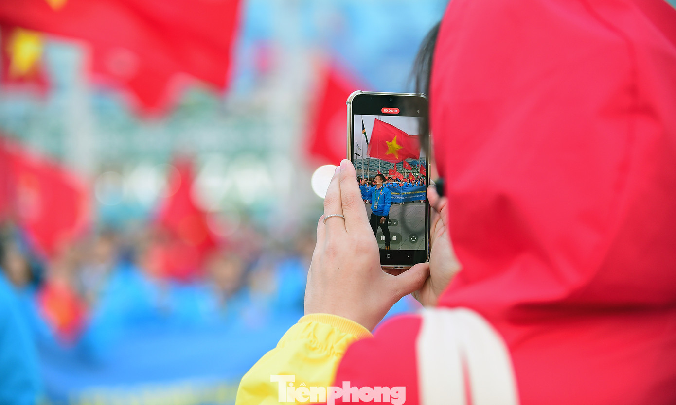 Nhiều bạn trẻ quốc tế chụp ảnh lưu niệm với đoàn Việt Nam.