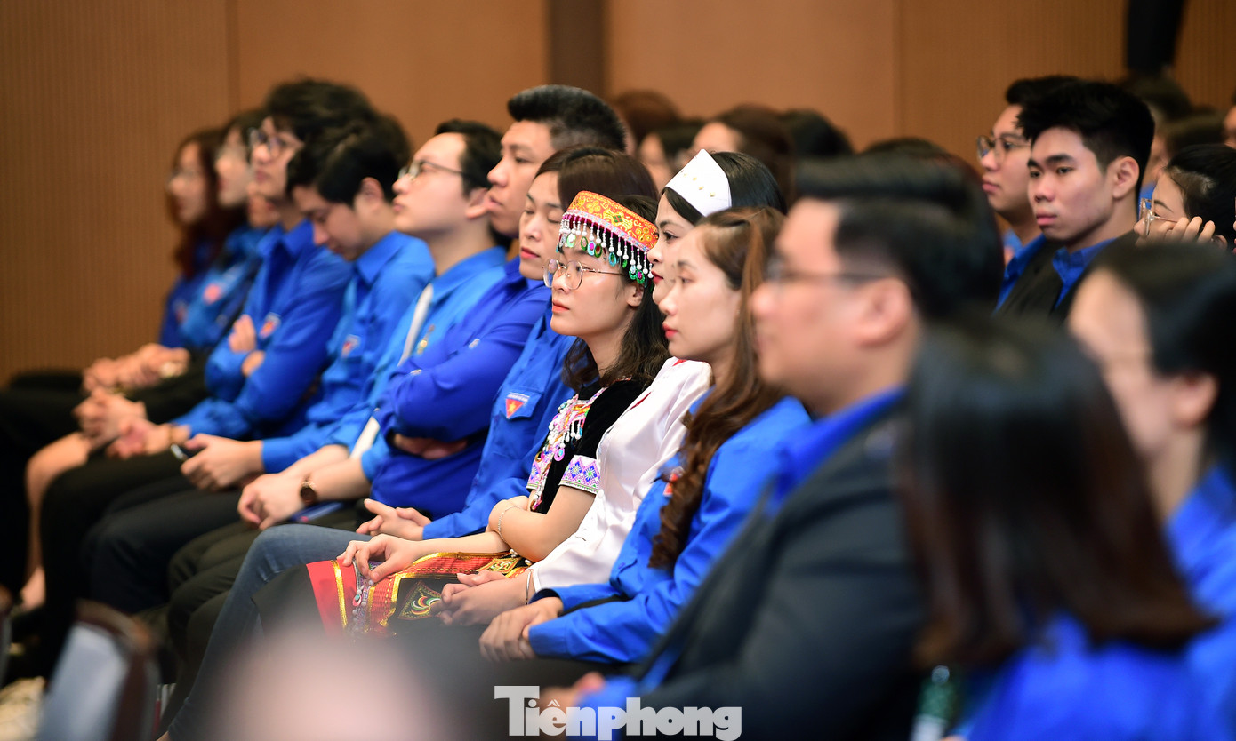 Gương mặt trẻ Việt Nam tiêu biểu và triển vọng năm 2023, cùng đoàn viên thanh niên tham gia chương trình Thủ tướng gặp mặt và đối thoại. Ảnh: Xuân Tùng