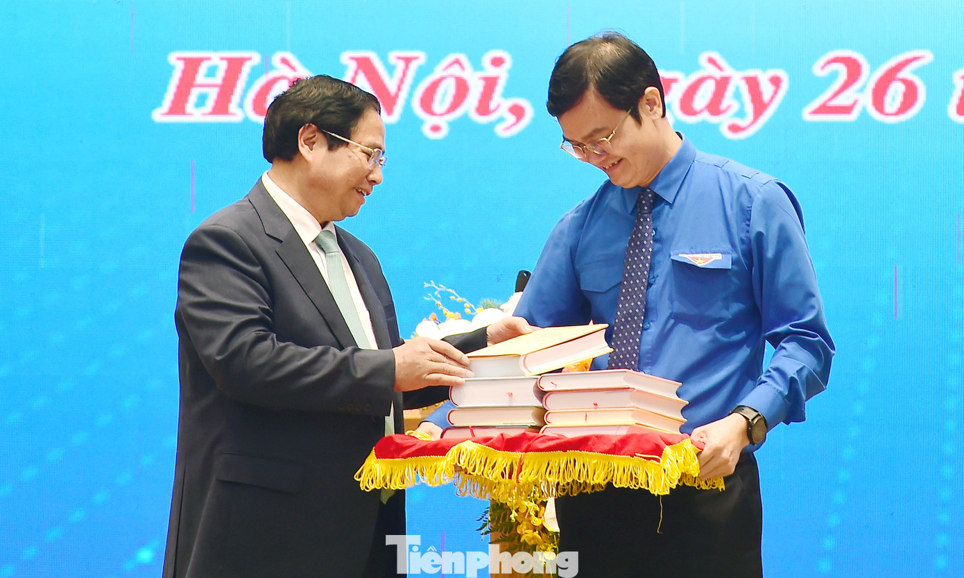 Thủ tướng Phạm Minh Chính tặng cuốn sách của Tổng Bí thư Nguyễn Phú Trọng tới Bí thư thứ nhất T.Ư Đoàn. Ảnh: Xuân Tùng