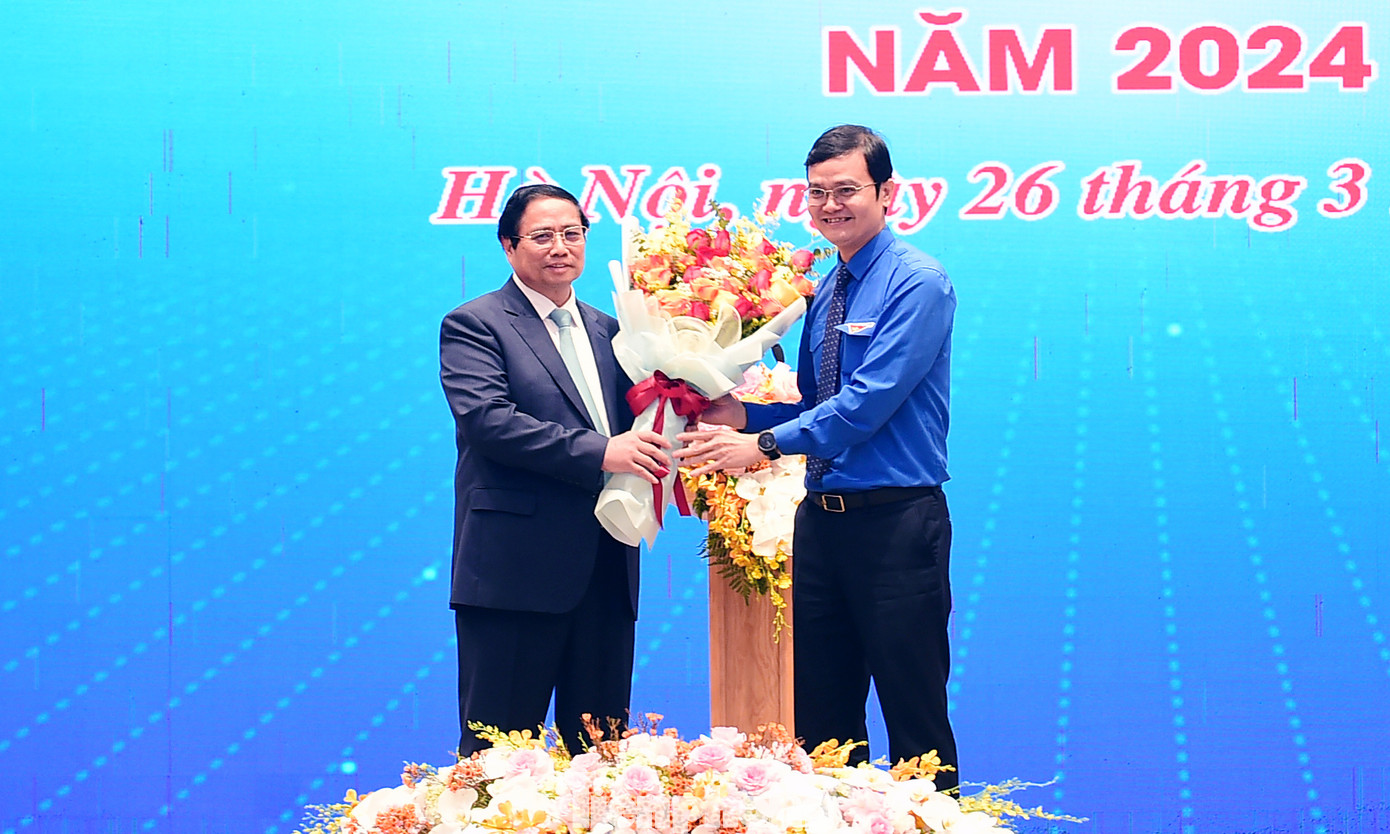 Bí thư thứ nhất T.Ư Đoàn Bùi Quang Huy tặng hoa Thủ tướng Phạm Minh Chính. Ảnh: Xuân Tùng