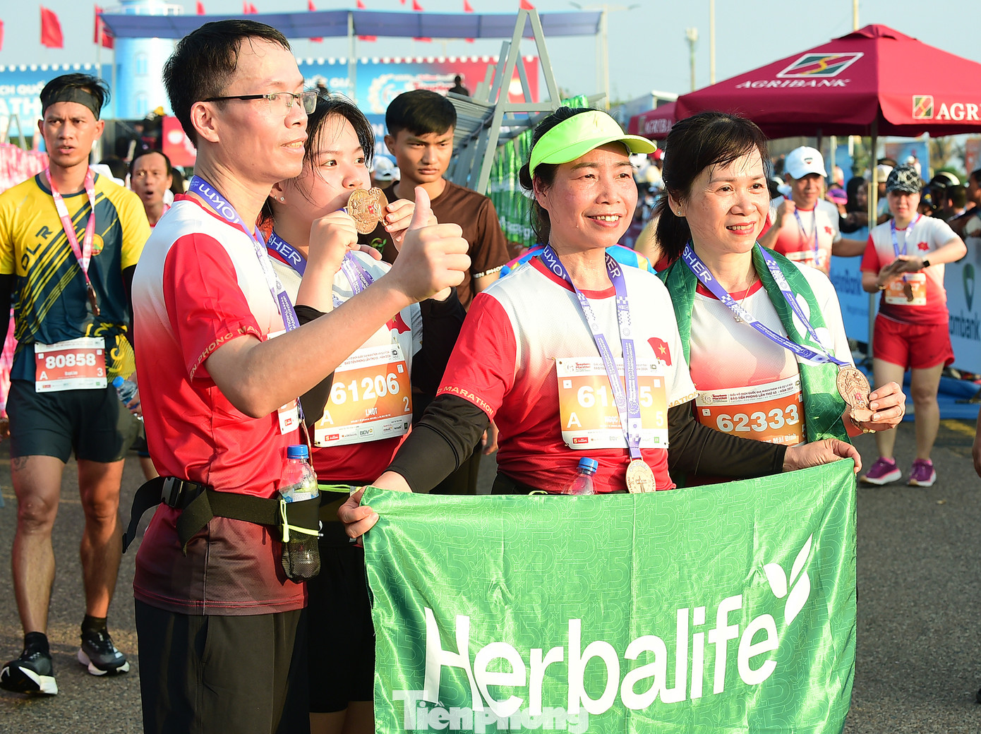 Các vận động viên ghi lại những khoảnh khắc vui tươi cùng đồng đội.