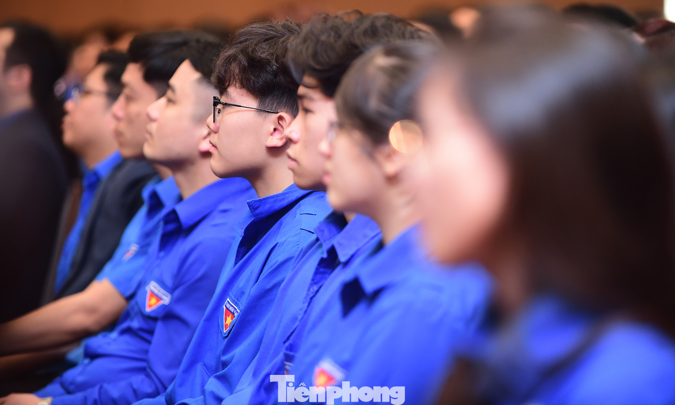 Gương mặt trẻ Việt Nam tiêu biểu và triển vọng năm 2023, cùng đoàn viên thanh niên tham gia chương trình Thủ tướng gặp mặt và đối thoại. Ảnh: Xuân Tùng