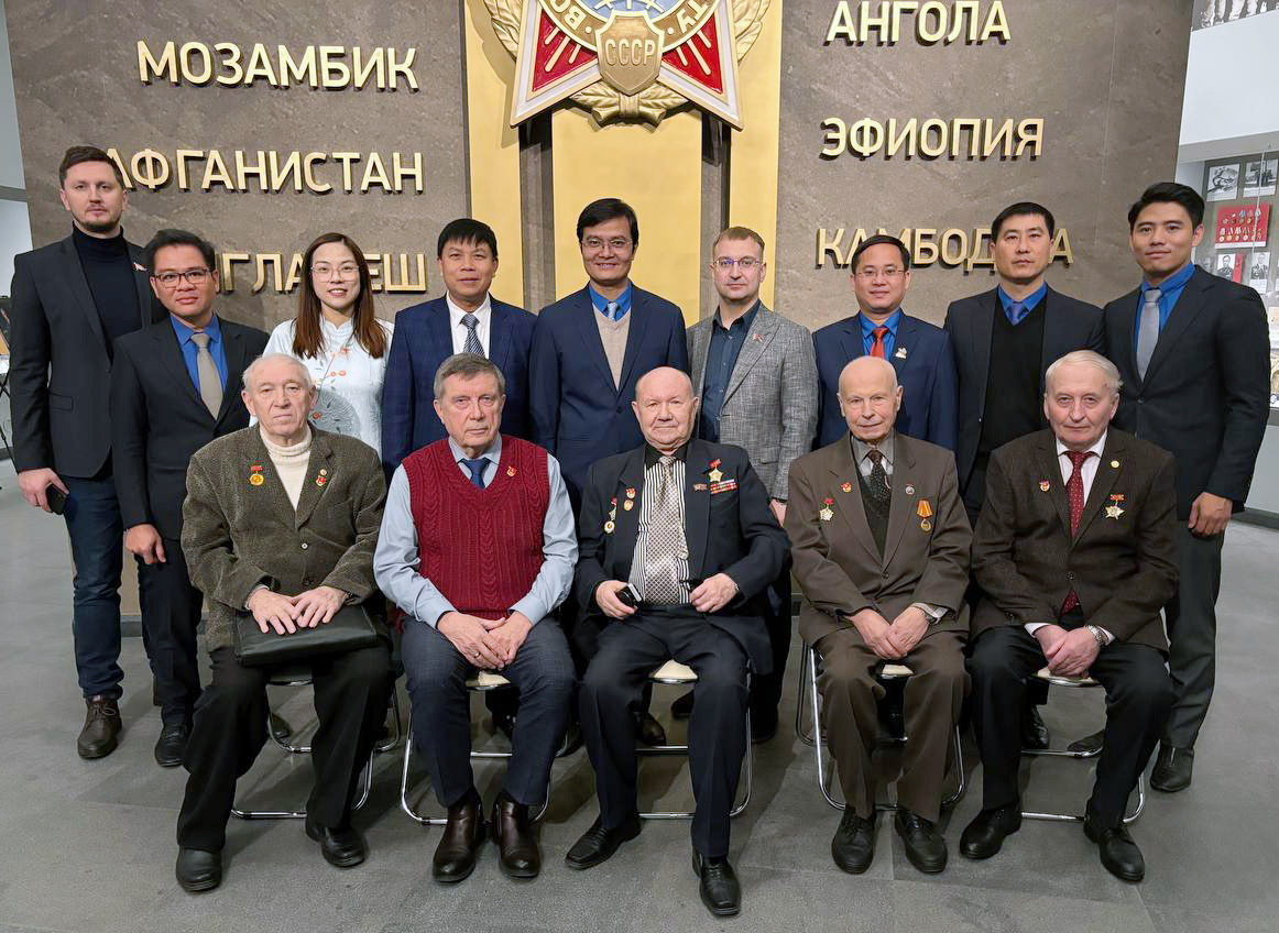 Đoàn đại biểu và các cựu chuyên gia chụp ảnh lưu niệm. Ảnh: BTC Đoàn đại biểu và các cựu chuyên gia chụp ảnh lưu niệm. Ảnh: BTC