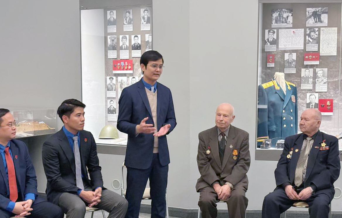 Anh Bùi Quang Huy trò chuyện với các cựu chuyên gia Belarus. Ảnh: BTC Anh Bùi Quang Huy trò chuyện với các cựu chuyên gia Belarus. Ảnh: BTC