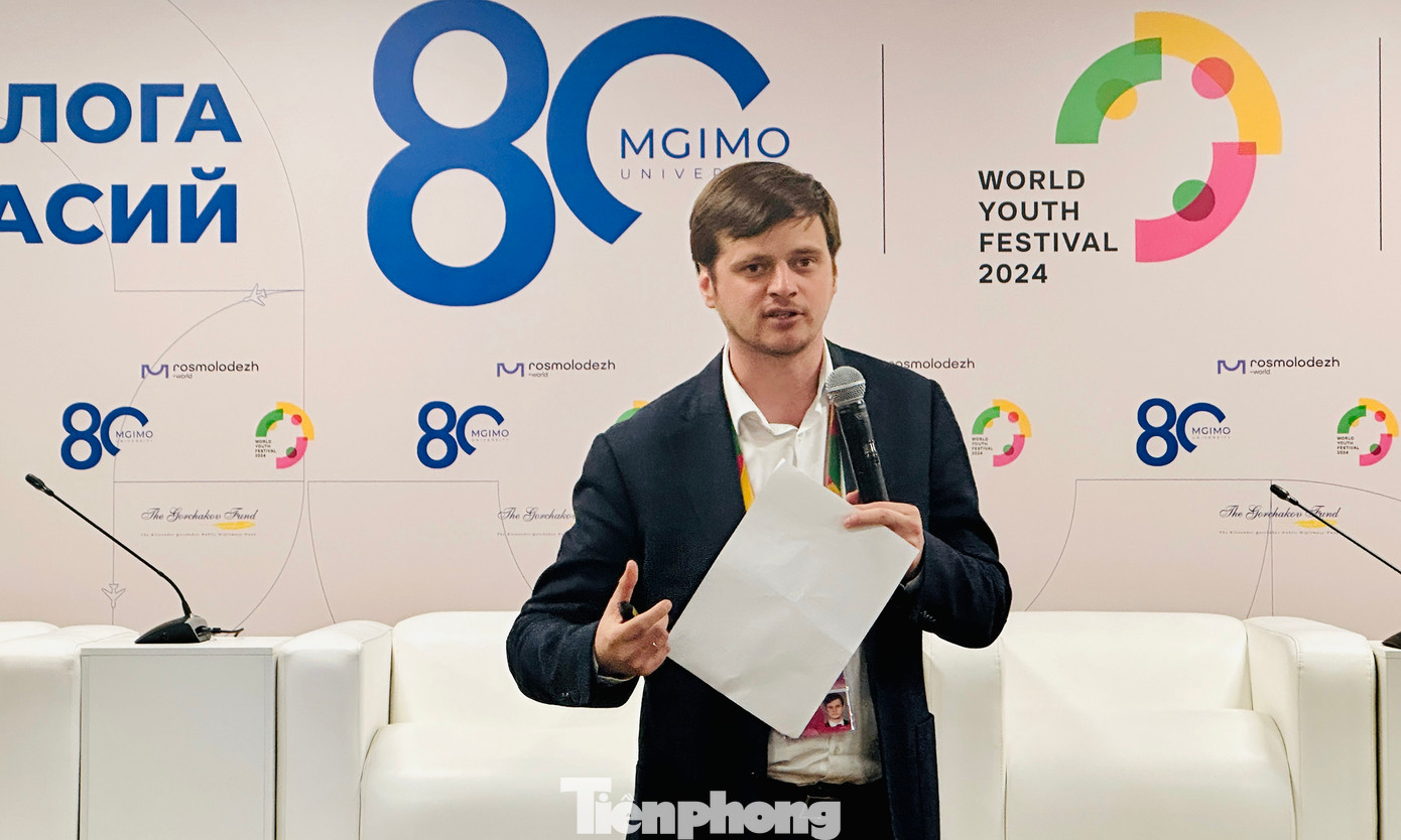 Đại diện đại biểu LB Nga trình bày về áp lực việc làm, khởi nghiệp đối với người trẻ.