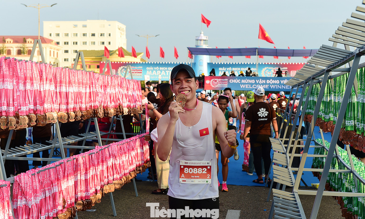 Không chỉ có trên đường chạy, khu vực trung tâm, trong đó có khu trao huy chương dành cho các vận động viên hoàn thành cự ly rực rỡ sắc màu và không khí sôi động.