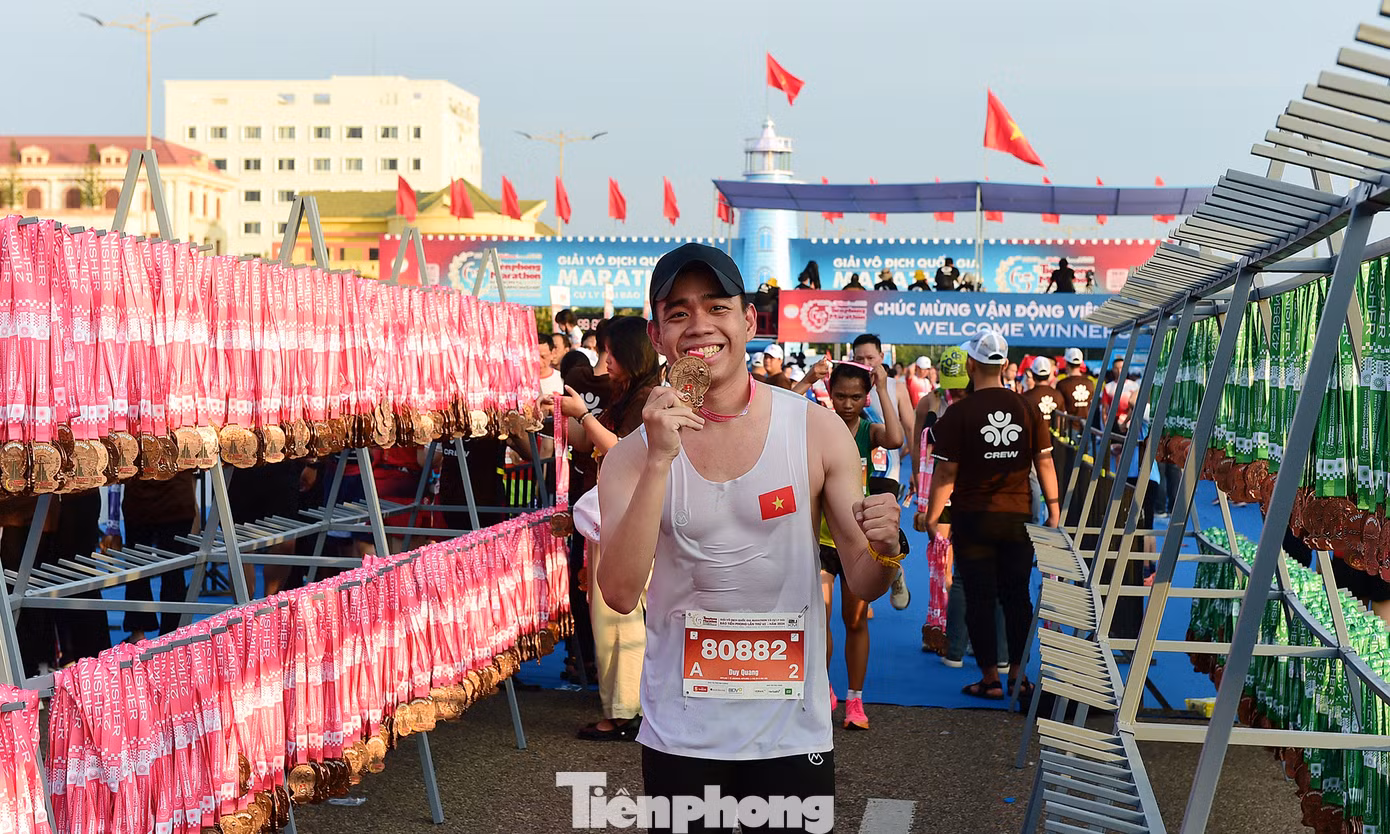 Không chỉ có trên đường chạy, khu vực trung tâm, trong đó có khu trao huy chương dành cho các vận động viên hoàn thành cự ly rực rỡ sắc màu và không khí sôi động.