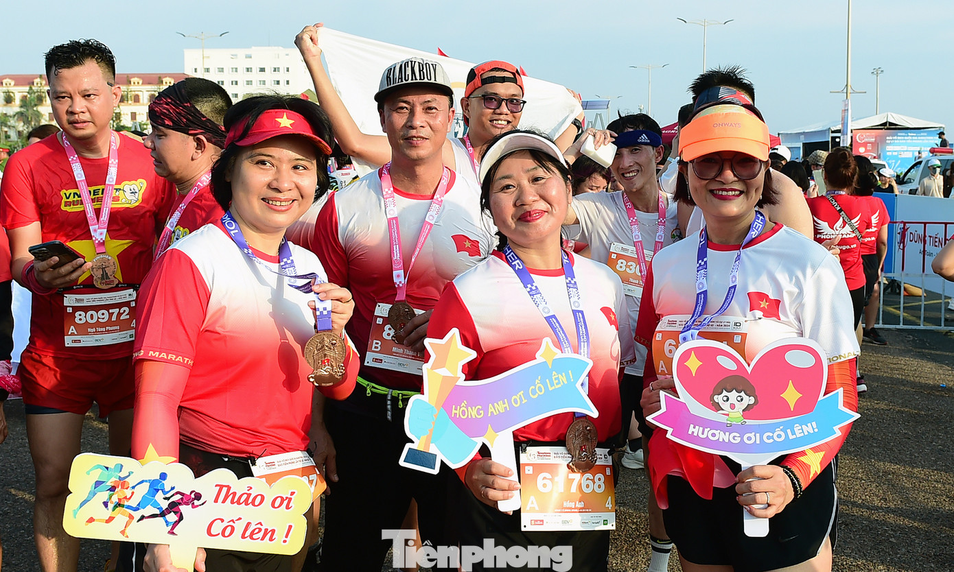 Các vận động viên ghi lại những khoảnh khắc vui tươi cùng đồng đội.