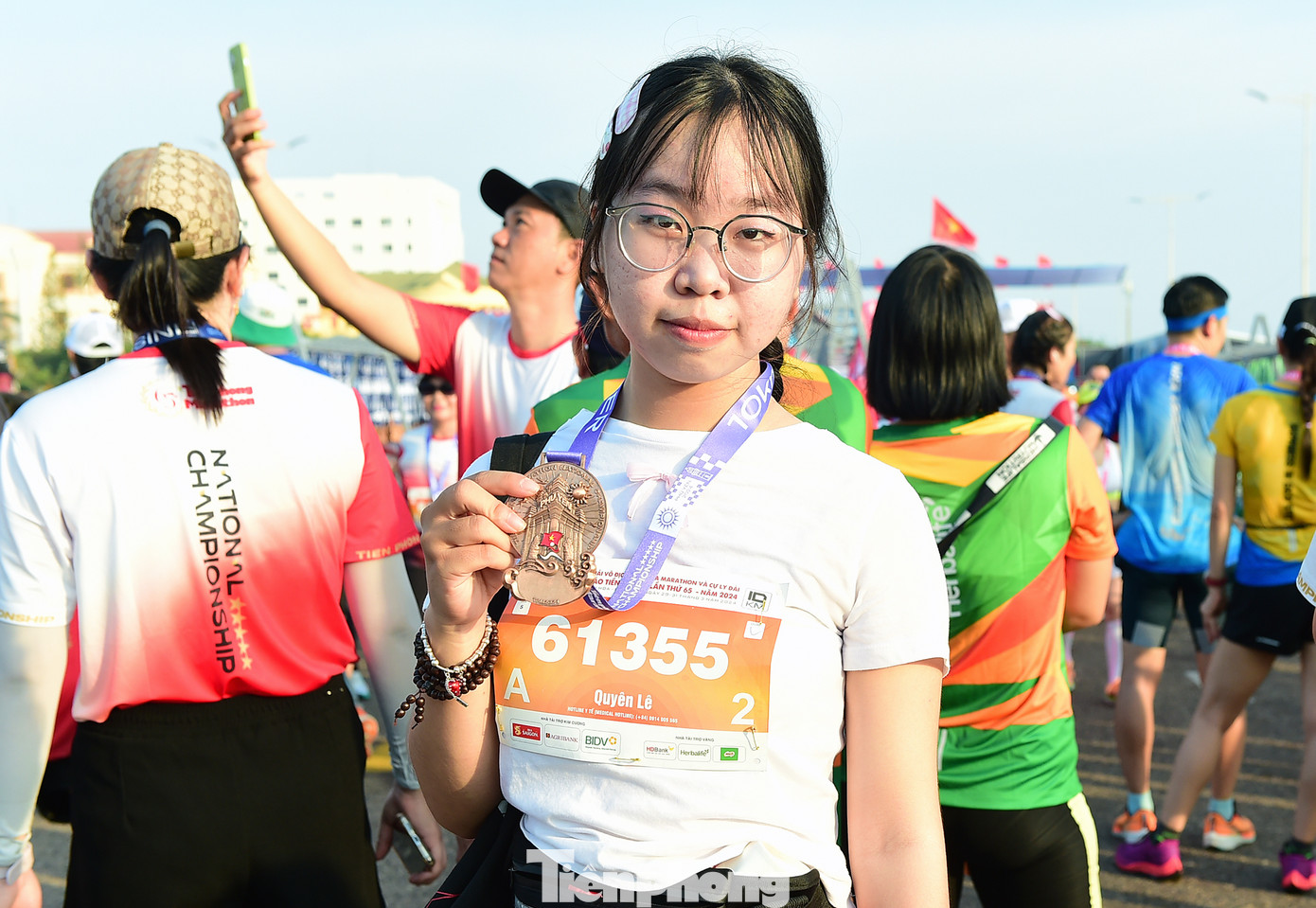Các vận động viên đã tạo dáng và chụp ảnh với huy chương Tiền Phong Marathon 2024 sau nỗ lực chinh phục đường chạy đầy nắng và gió của Phú Yên.