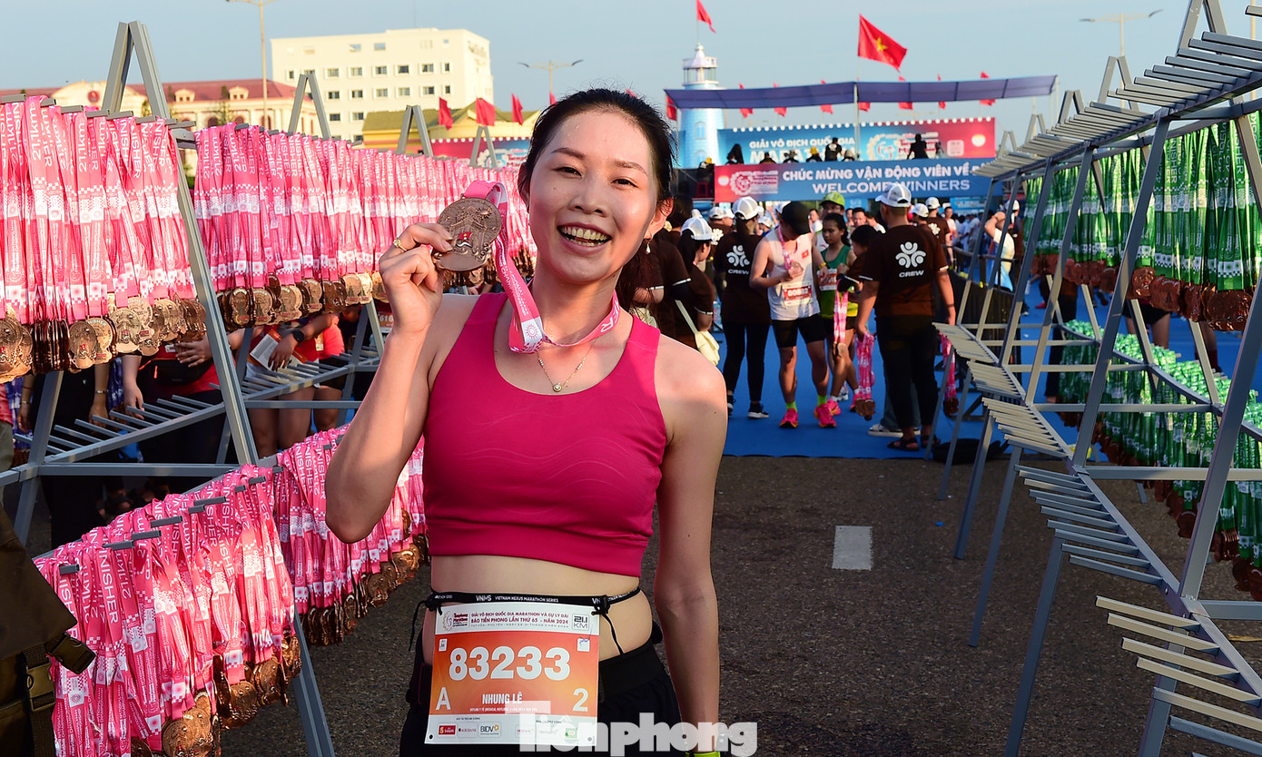 Không chỉ có trên đường chạy, khu vực trung tâm, trong đó có khu trao huy chương dành cho các vận động viên hoàn thành cự ly rực rỡ sắc màu và không khí sôi động.