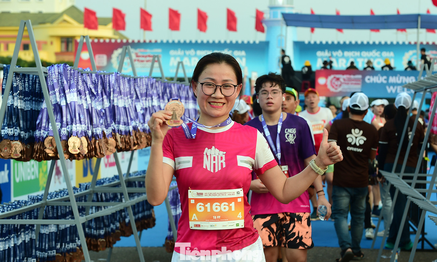 Không chỉ có trên đường chạy, khu vực trung tâm, trong đó có khu trao huy chương dành cho các vận động viên hoàn thành cự ly rực rỡ sắc màu và không khí sôi động.