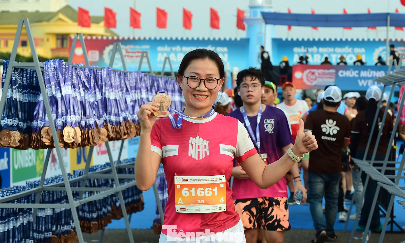 Không chỉ có trên đường chạy, khu vực trung tâm, trong đó có khu trao huy chương dành cho các vận động viên hoàn thành cự ly rực rỡ sắc màu và không khí sôi động.