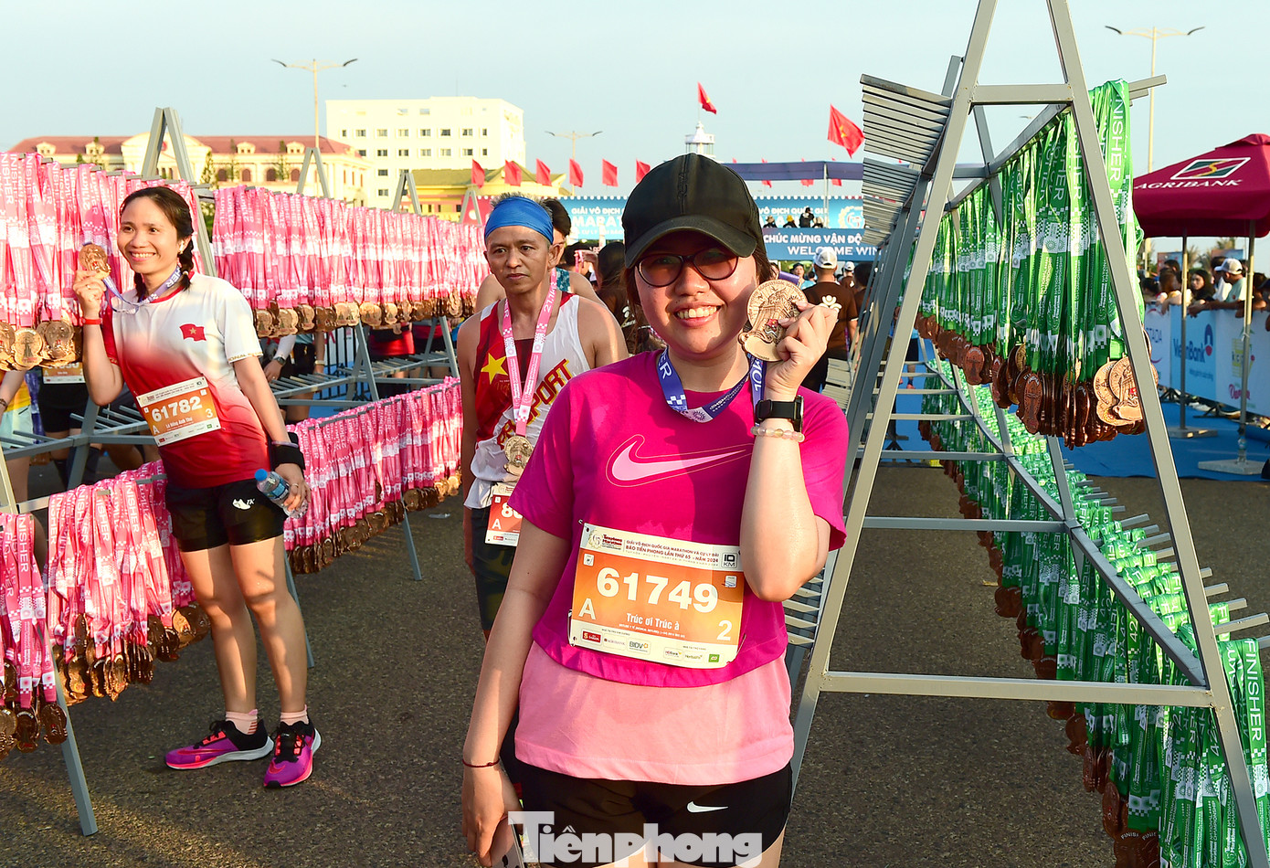 Các vận động viên đã tạo dáng và chụp ảnh với huy chương Tiền Phong Marathon 2024 sau nỗ lực chinh phục đường chạy đầy nắng và gió của Phú Yên.