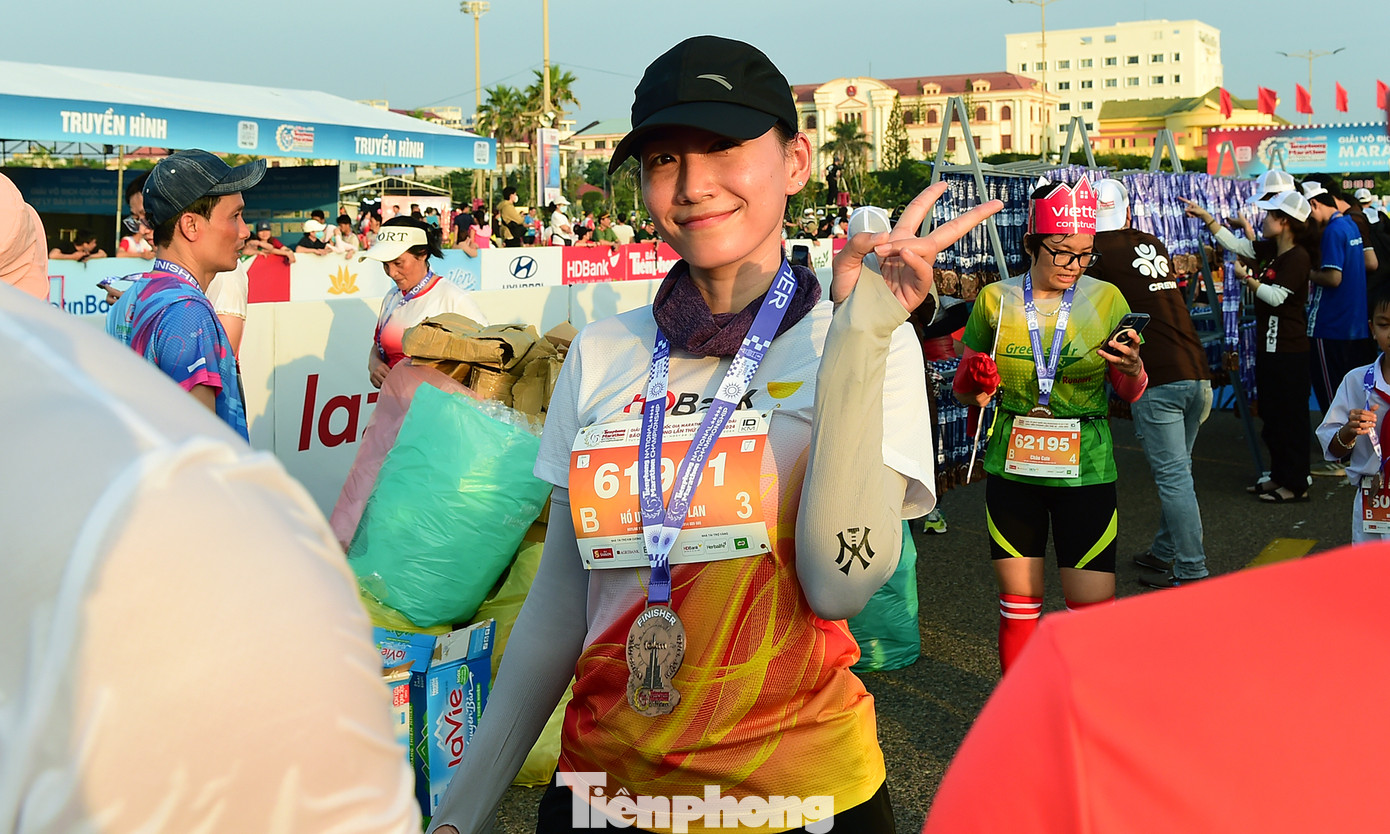 Các vận động viên đã tạo dáng và chụp ảnh với huy chương Tiền Phong Marathon 2024 sau nỗ lực chinh phục đường chạy đầy nắng và gió của Phú Yên.