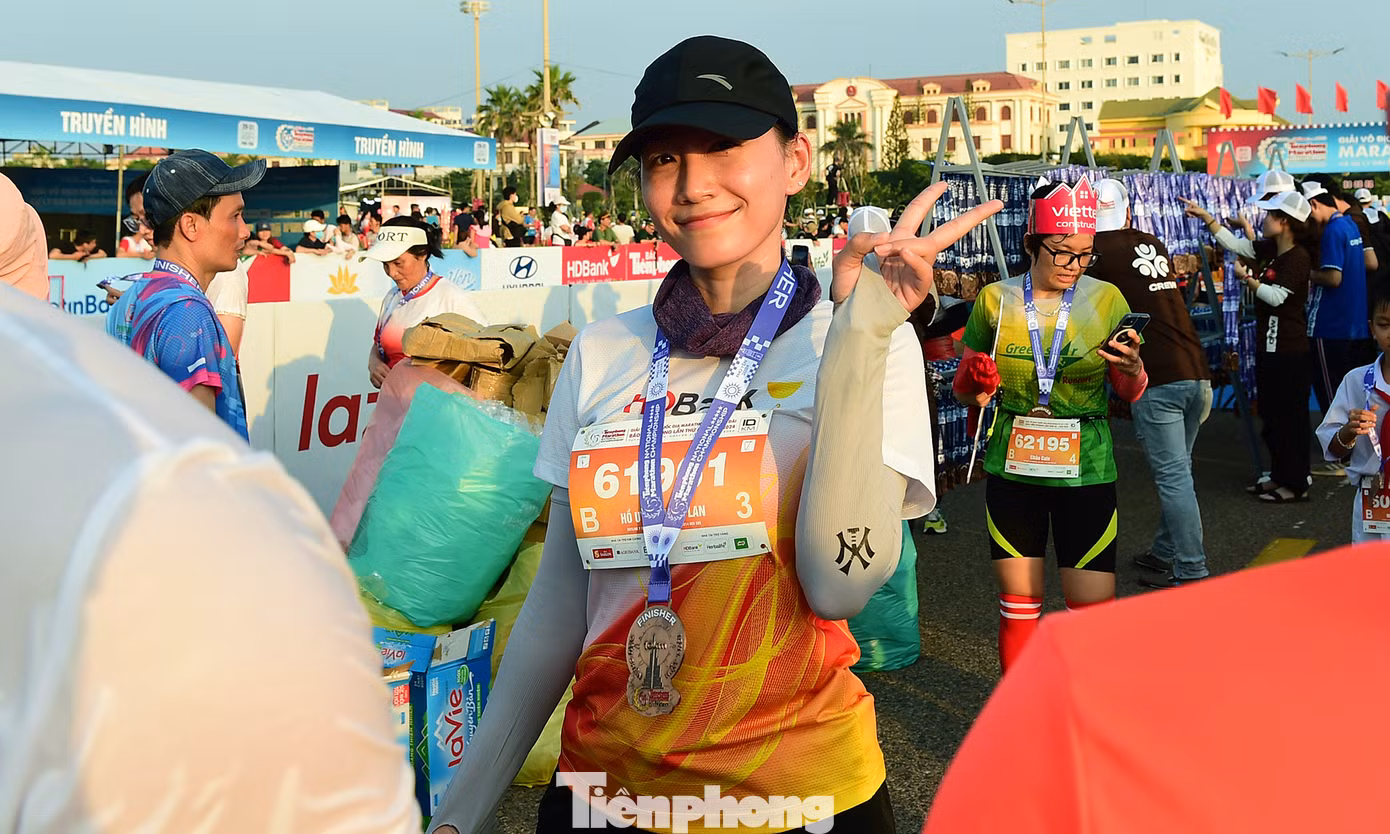 Các vận động viên đã tạo dáng và chụp ảnh với huy chương Tiền Phong Marathon 2024 sau nỗ lực chinh phục đường chạy đầy nắng và gió của Phú Yên.