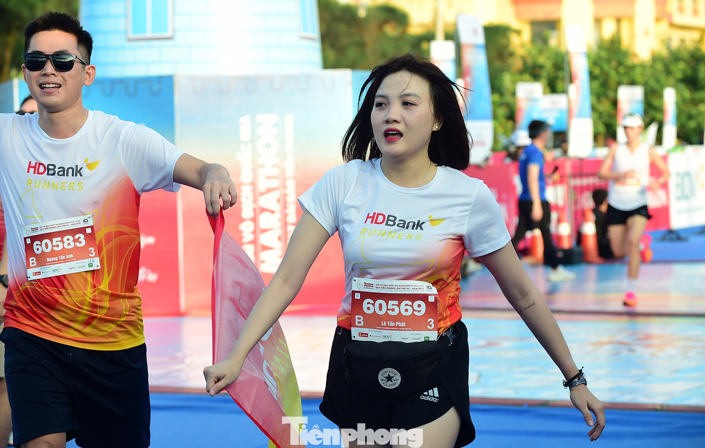 Đường chạy "Dấu chân Mặt trời" ở Phú Yên không chỉ là cuộc đua về thành tích mà còn trở thành sàn diễn thời trang rực rỡ sắc màu, phong cách. Bên cạnh áo đấu được Ban tổ chức phát, nhiều vận động viên đã mang màu áo của đơn vị, đội nhóm của mình.