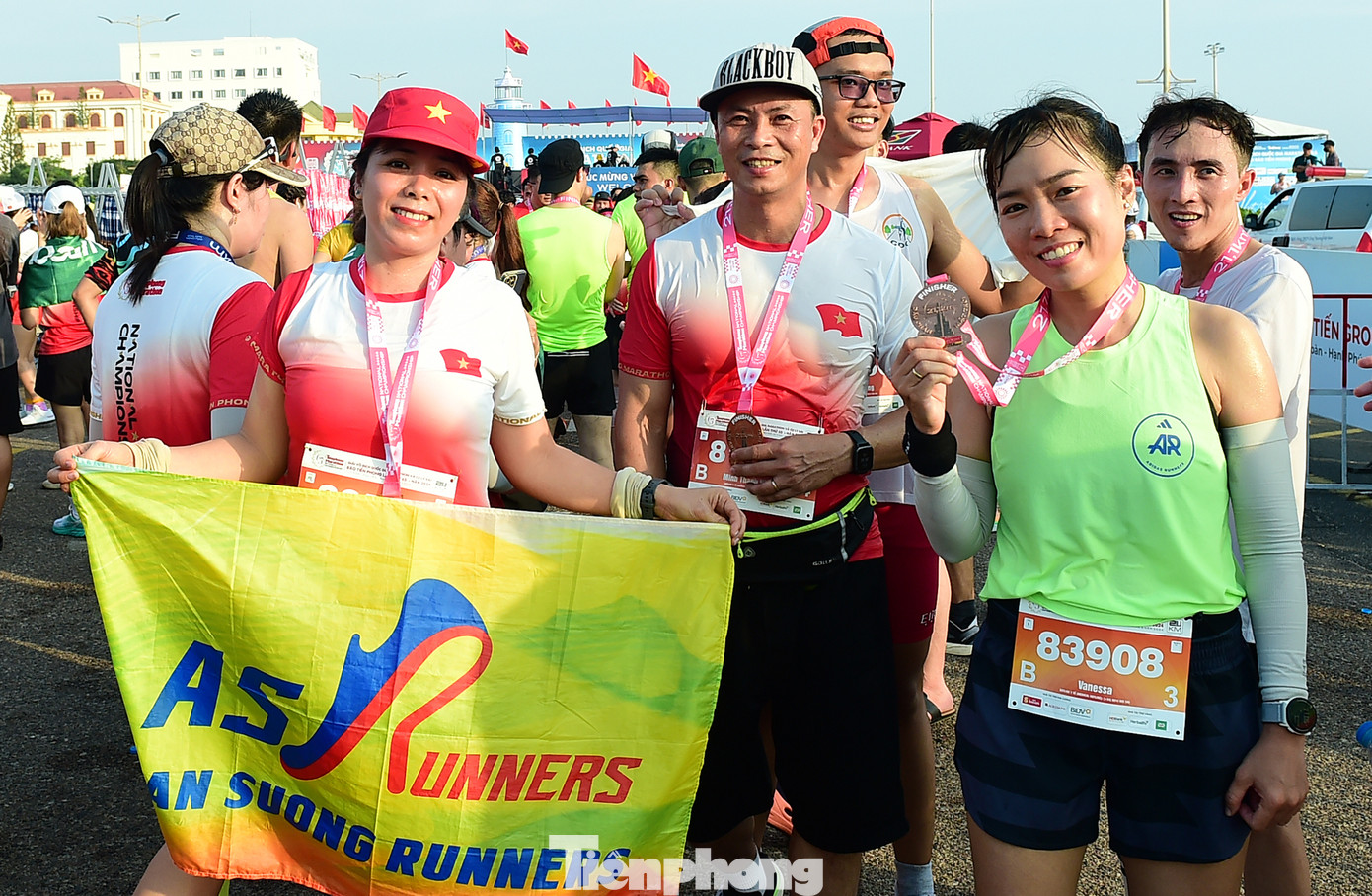 Các vận động viên ghi lại những khoảnh khắc vui tươi cùng đồng đội.