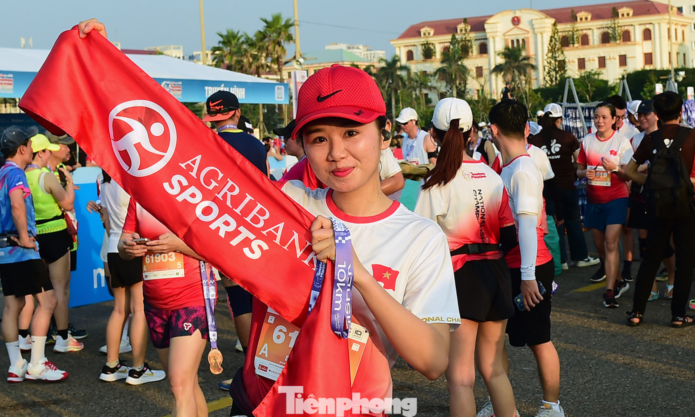 Các vận động viên ghi lại những khoảnh khắc vui tươi cùng đồng đội.