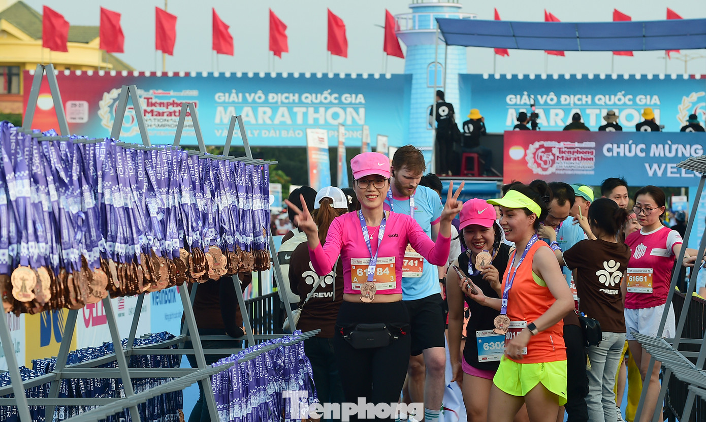 Không chỉ có trên đường chạy, khu vực trung tâm, trong đó có khu trao huy chương dành cho các vận động viên hoàn thành cự ly rực rỡ sắc màu và không khí sôi động.