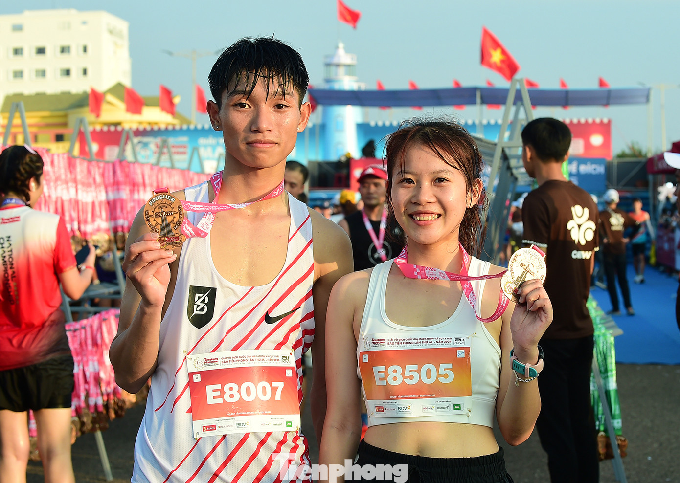 Vận động viên trẻ Nông Thị Quỳnh Như (bên phải ảnh) đến từ đoàn Đắk Lắk phấn khởi hoàn thành nội dung 21km. “Đây là năm thứ 6 em tham gia Tiền Phong Marathon, nhưng là lần đầu tiên thi đấu ở nội dung 21km. Em rất vui khi hoàn thành nội dung thi đấu đã đăng ký và rất ấn tượng với đường chạy ở Phú Yên không chỉ đẹp mà còn có sự cổ động rất nhiệt tình của khán giả, người dân Phú Yên”, Quỳnh Như cho hay.