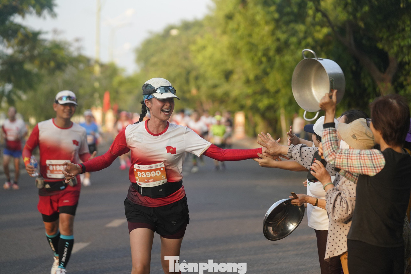 Người dân Phú Yên đã có mặt trên nhiều điểm của cung đường đua để theo dõi, cổ vũ cho các vận động viên.