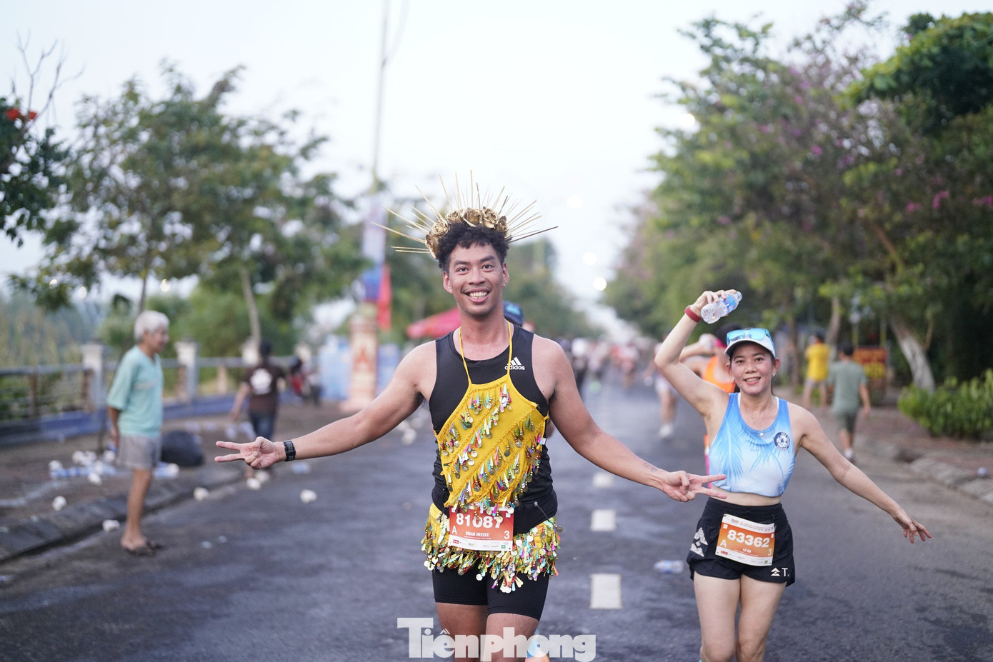 Đặc biệt, đường chạy Tiền Phong Marathon 2024 trên đất Phú Yên tiếp tục rực rỡ sắc màu và đa dạng kiểu cách, như áo bà ba, áo dài, áo cờ đỏ sao vàng; các trang phục "cosplay".