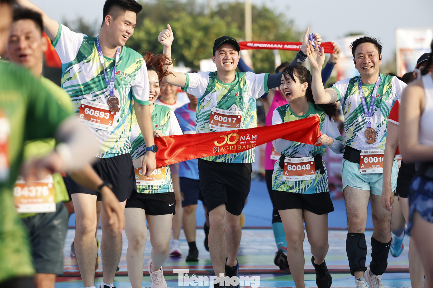 Đường chạy "Dấu chân Mặt trời" ở Phú Yên không chỉ là cuộc đua về thành tích mà còn trở thành sàn diễn thời trang rực rỡ sắc màu, phong cách. Bên cạnh áo đấu được Ban tổ chức phát, nhiều vận động viên đã mang màu áo của đơn vị, đội nhóm của mình.