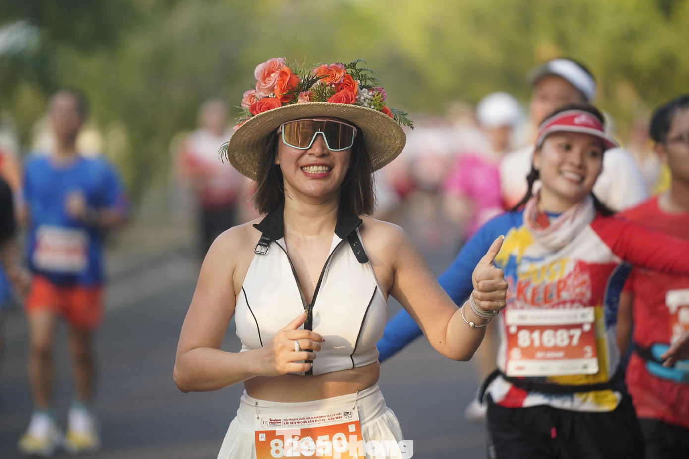 Đặc biệt, đường chạy Tiền Phong Marathon 2024 trên đất Phú Yên tiếp tục rực rỡ sắc màu và đa dạng kiểu cách, như áo bà ba, áo dài, áo cờ đỏ sao vàng; các trang phục "cosplay".