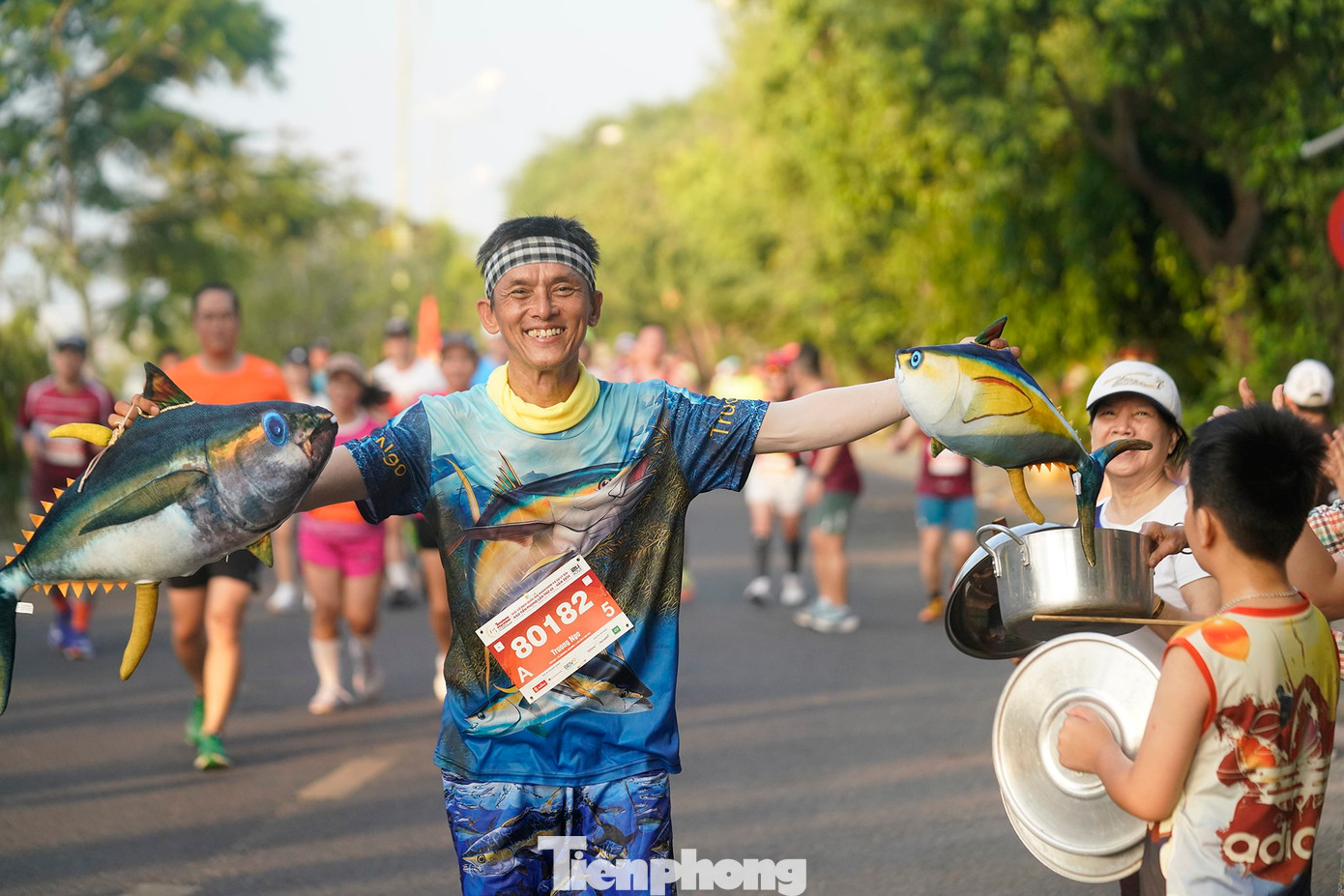 Đặc biệt, đường chạy Tiền Phong Marathon 2024 trên đất Phú Yên tiếp tục rực rỡ sắc màu và đa dạng kiểu cách, như áo bà ba, áo dài, áo cờ đỏ sao vàng; các trang phục "cosplay".