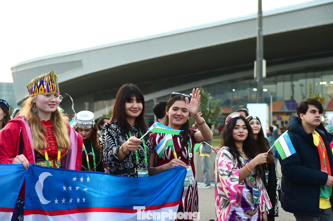 Đoàn đại biểu đến từ các quốc gia diện trang phục truyền thống rực rỡ sắc màu và mang theo quốc kỳ tham gia diễu hành dọc theo địa điểm diễn ra Liên hoan Thanh niên Thế giới 2024.