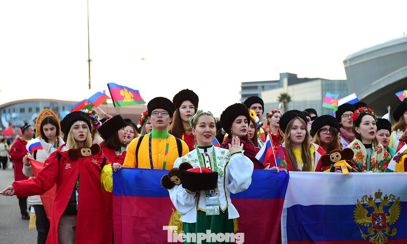 Đoàn đại biểu đến từ các quốc gia diện trang phục truyền thống rực rỡ sắc màu và mang theo quốc kỳ tham gia diễu hành dọc theo địa điểm diễn ra Liên hoan Thanh niên Thế giới 2024.