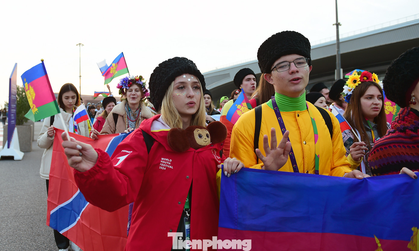 Đoàn đại biểu đến từ các quốc gia diện trang phục truyền thống rực rỡ sắc màu và mang theo quốc kỳ tham gia diễu hành dọc theo địa điểm diễn ra Liên hoan Thanh niên Thế giới 2024.