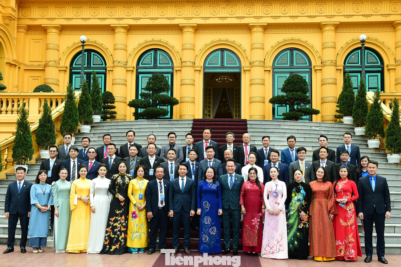 Quyền Chủ tịch nước Võ Thị Ánh Xuân cùng các đại biểu chụp ảnh lưu niệm. Ảnh: Xuân Tùng