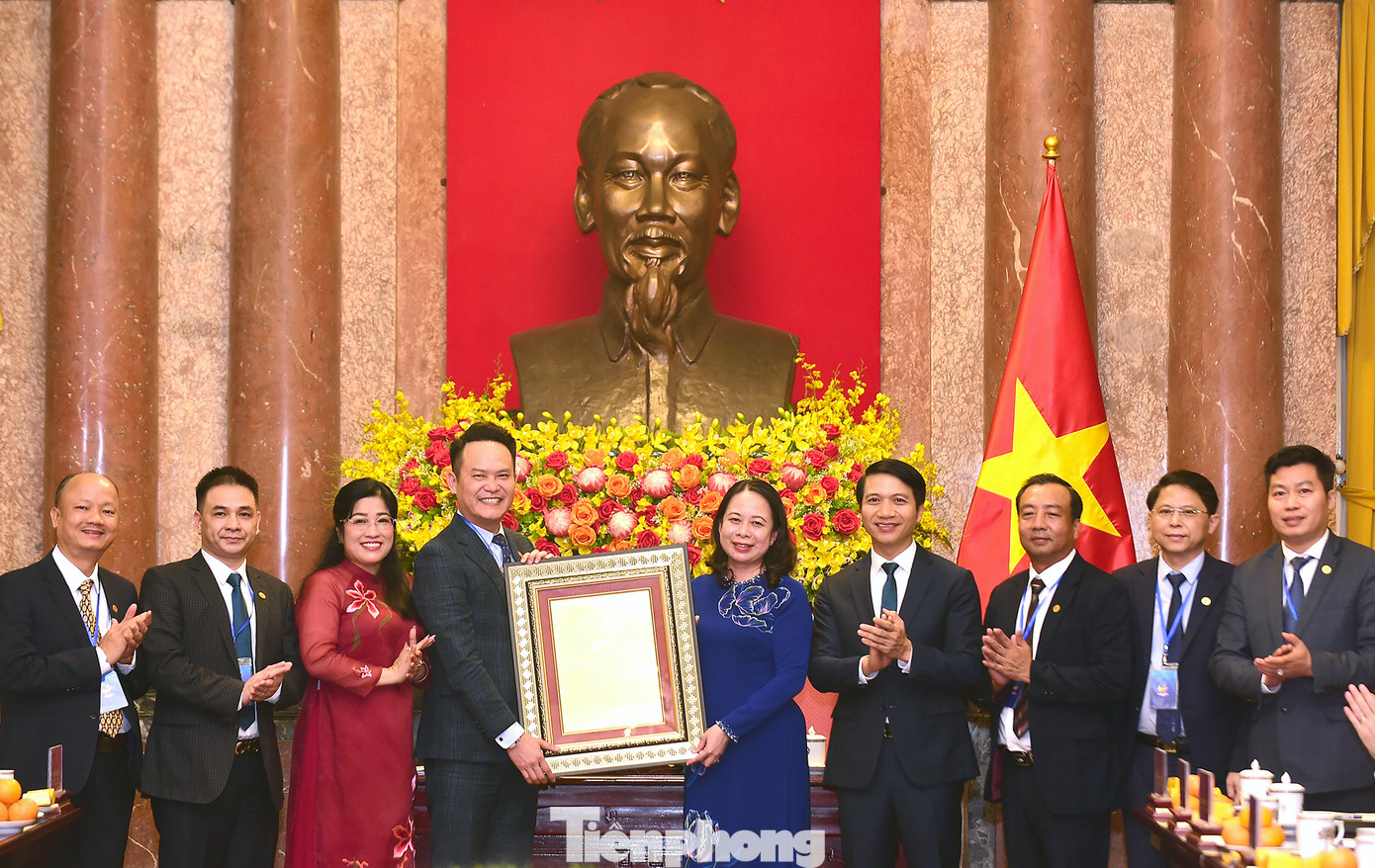 Hội Doanh nhân trẻ Việt Nam trao tặng quà lưu niệm tới Quyền Chủ tịch nước Võ Thị Ánh Xuân trong chương trình. Ảnh: Xuân Tùng