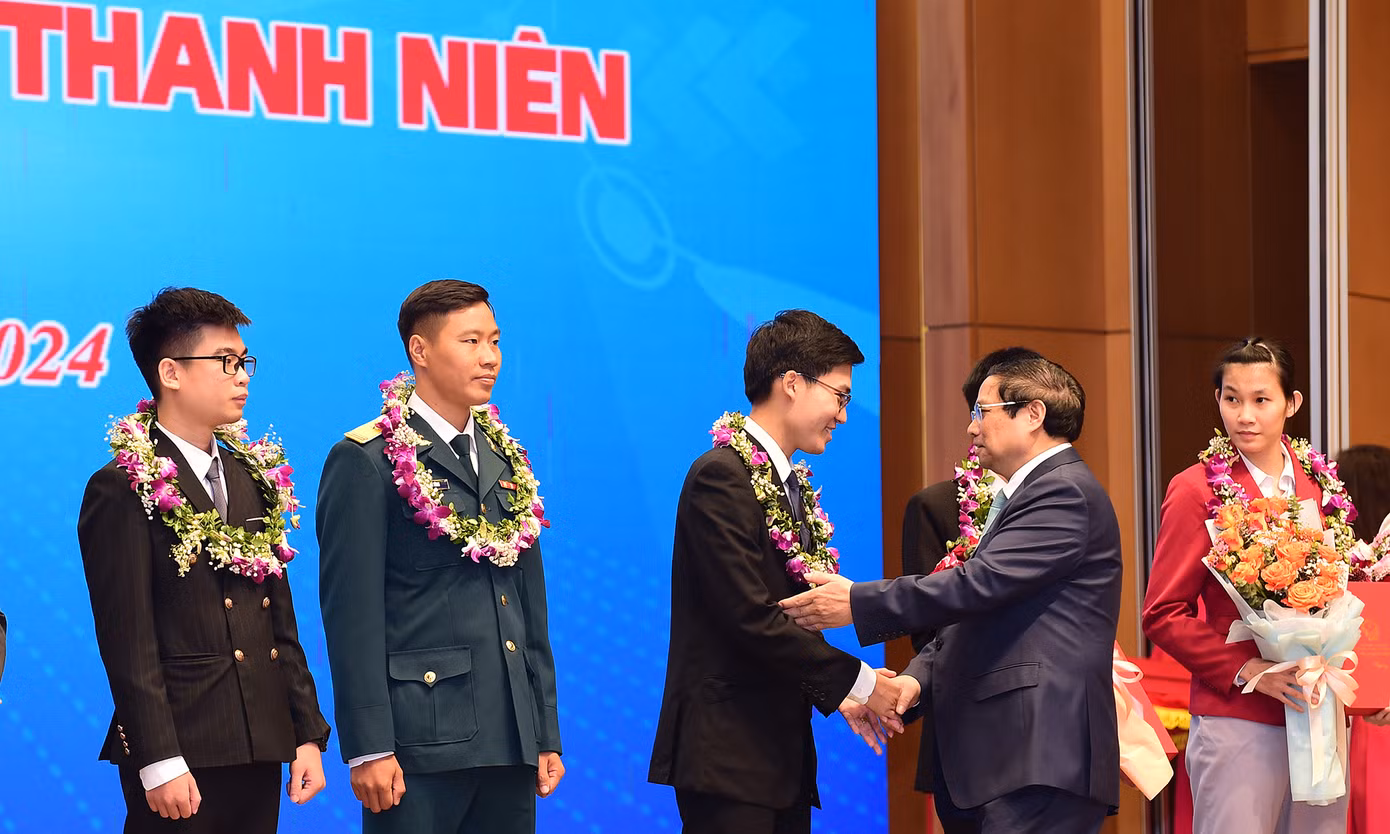 Thủ tướng Chính phủ Phạm Minh Chính tặng hoa, biểu dương các Gương mặt trẻ Việt Nam triển vọng năm 2023. Ảnh: Xuân Tùng