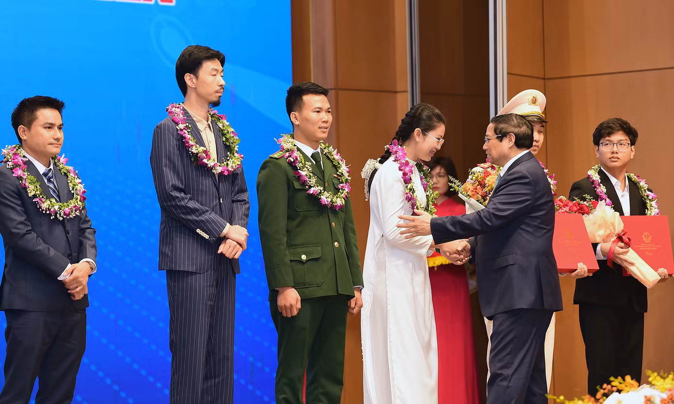 Thủ tướng Chính phủ Phạm Minh Chính tặng hoa, biểu dương các Gương mặt trẻ Việt Nam tiêu biểu năm 2023. Ảnh: Xuân Tùng