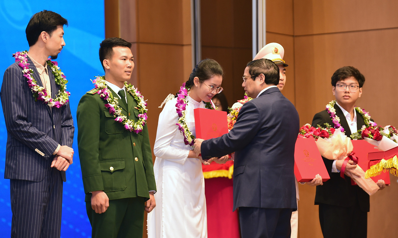Thủ tướng Chính phủ Phạm Minh Chính tặng hoa, biểu dương các Gương mặt trẻ Việt Nam tiêu biểu năm 2023 tại Chương trình gặp mặt và đối thoại với thanh niên năm 2024. Ảnh: Xuân Tùng