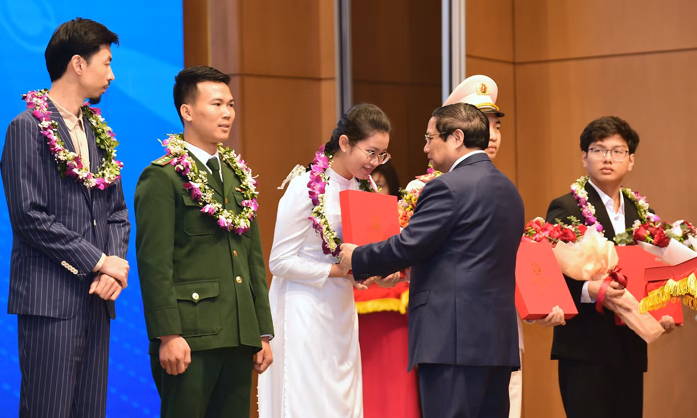 Thủ tướng Chính phủ Phạm Minh Chính tặng hoa, biểu dương các Gương mặt trẻ Việt Nam tiêu biểu năm 2023 tại Chương trình gặp mặt và đối thoại với thanh niên năm 2024. Ảnh: Xuân Tùng