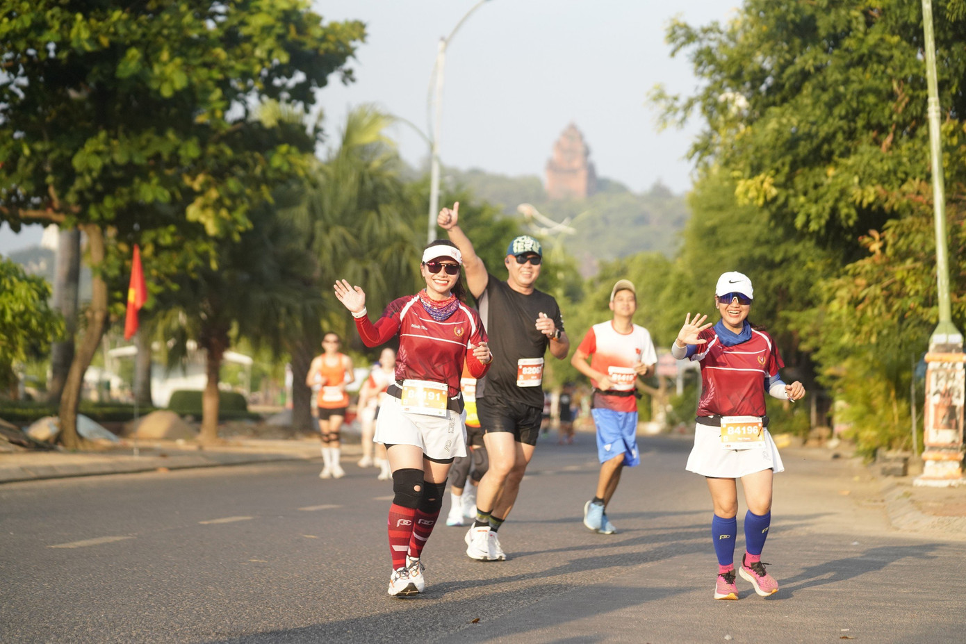 Tháp Nhạn - di tích quốc gia đặc biệt, mang đậm nét văn hoá - kiến trúc độc đáo từ thế kỷ XI của đồng bào Chăm ở Phú Yên, mang đến điểm nhấn khác biệt cho đường chạy ở Tuy Hoà, Phú Yên.