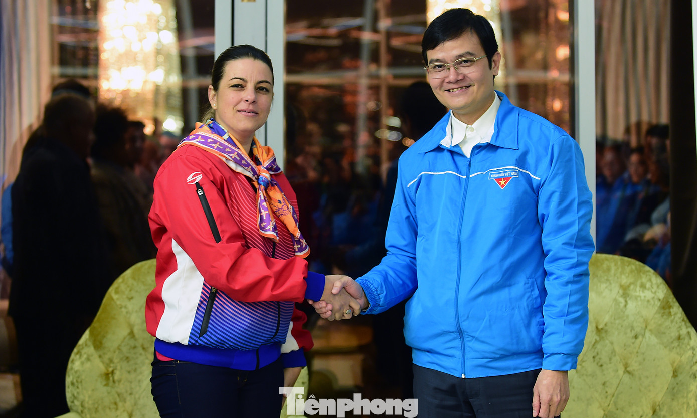 Anh Bùi Quang Huy - Ủy viên dự khuyết T.Ư Đảng, Bí thư thứ nhất T.Ư Đoàn TNCS Hồ Chí Minh và chị Aylín Álvarez García - Ủy viên T.Ư Đảng, Bí thư thứ nhất T.Ư Đoàn TNCS Cuba tại Liên hoan Thanh niên thế giới 2024. Ảnh: Xuân Tùng