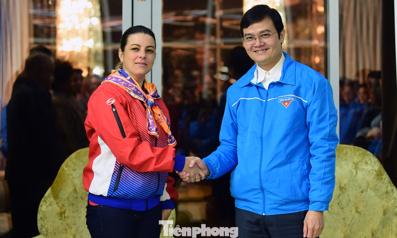 Anh Bùi Quang Huy - Ủy viên dự khuyết T.Ư Đảng, Bí thư thứ nhất T.Ư Đoàn TNCS Hồ Chí Minh và chị Aylín Álvarez García - Ủy viên T.Ư Đảng, Bí thư thứ nhất T.Ư Đoàn TNCS Cuba tại Liên hoan Thanh niên thế giới 2024. Ảnh: Xuân Tùng