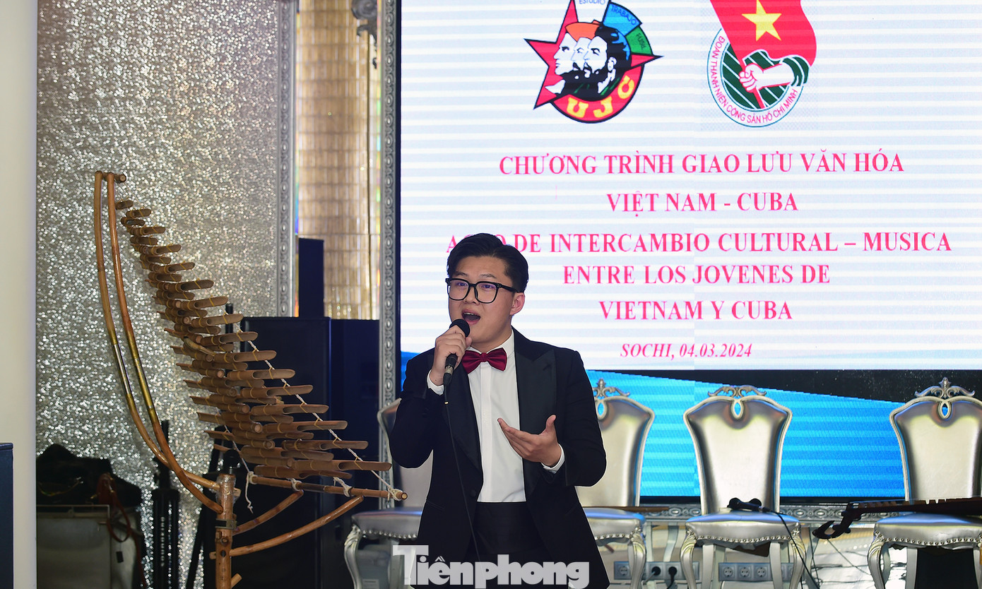 Các tiết mục văn nghệ được đại biểu thanh niên hai nước thể hiện trong chương trình giao lưu.