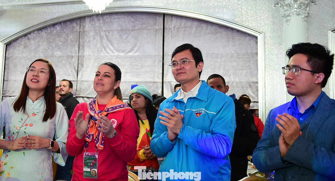 Anh Bùi Quang Huy và chị Aylín Álvarez García, cùng các đại biểu tại chương trình.