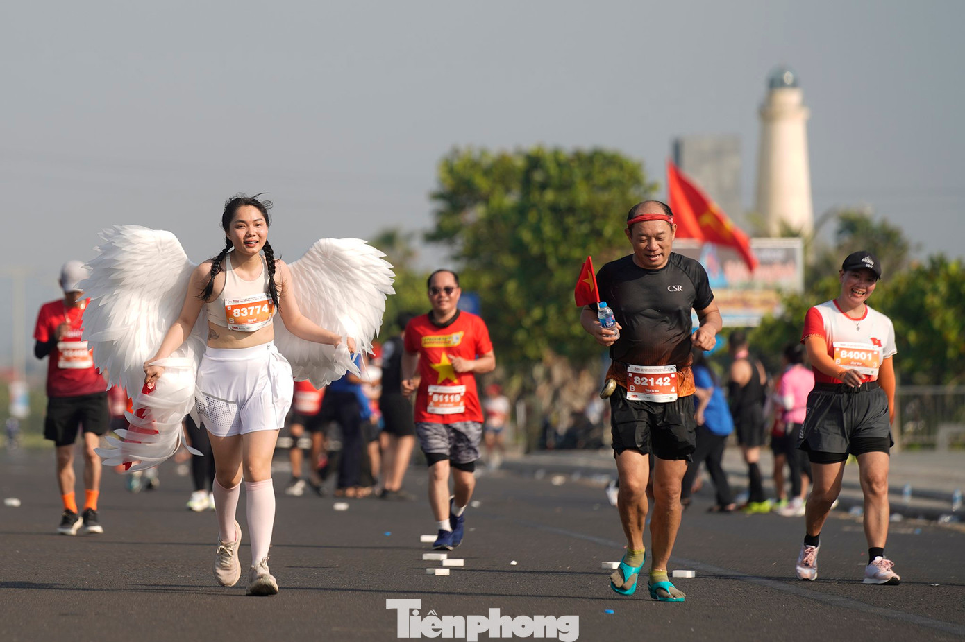 Bên cạnh những "chỉ dấu" của Phú Yên, các runner còn được trải nghiệm đường chạy dọc theo đường cờ Tổ quốc.